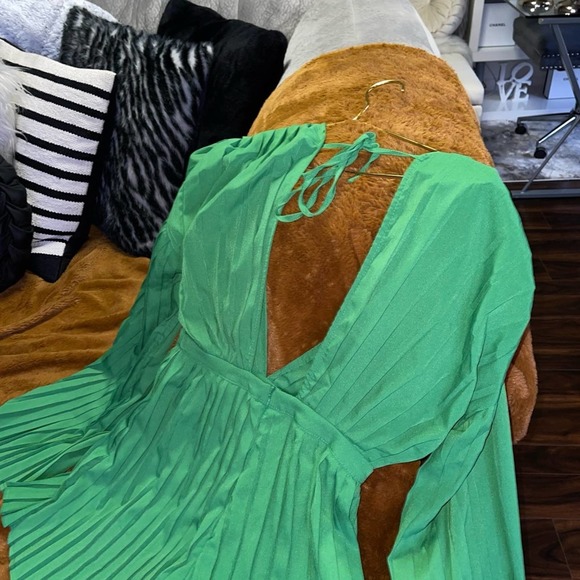 PrettyLittleThing Green Plunge Pleated Romper - Picture 10 of 13